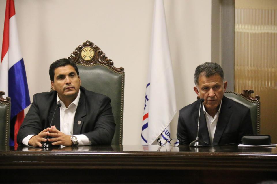 El exseleccionador de Paraguay, el colombiano Juan Carlos Osorio (d), habla en una rueda de prensa junto al presidente de la Asociación Paraguaya de Fútbol (APF) Robert Harrison, este miércoles en la sede APF en Asunción (Paraguay). Juan Carlos Osorio anunció que deja el cargo tras cinco meses de su fichaje, por “razones familiares propias desafortunadas”./ Foto: EFE