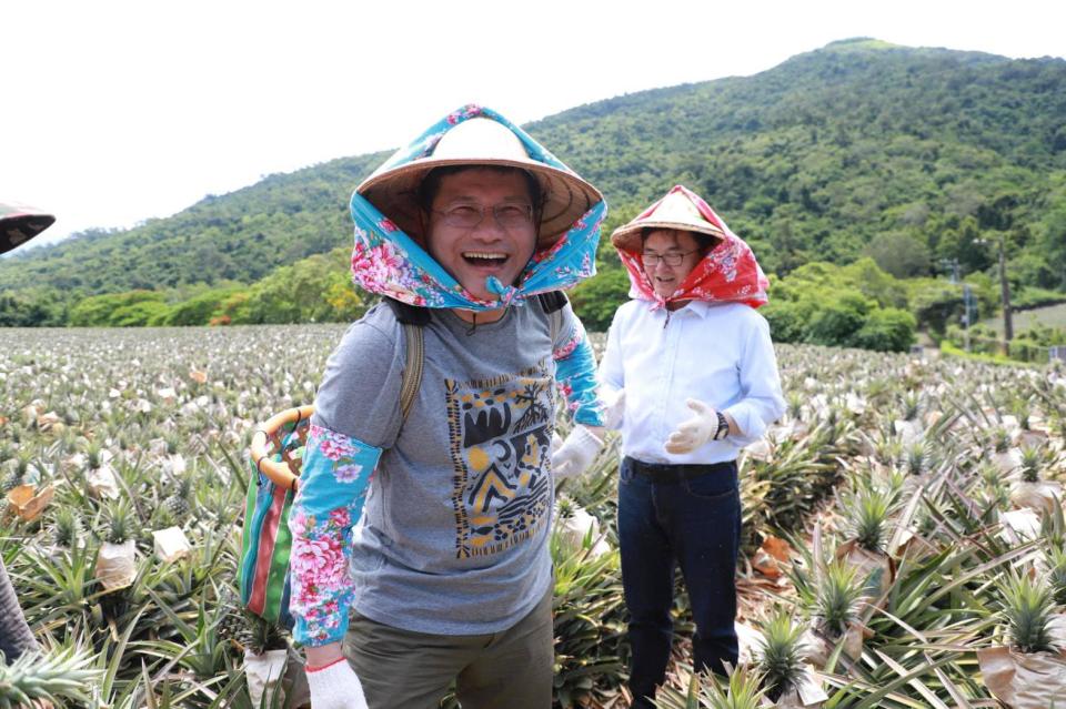 林佳龍挺鳳梨農。（圖取自林佳龍臉書）