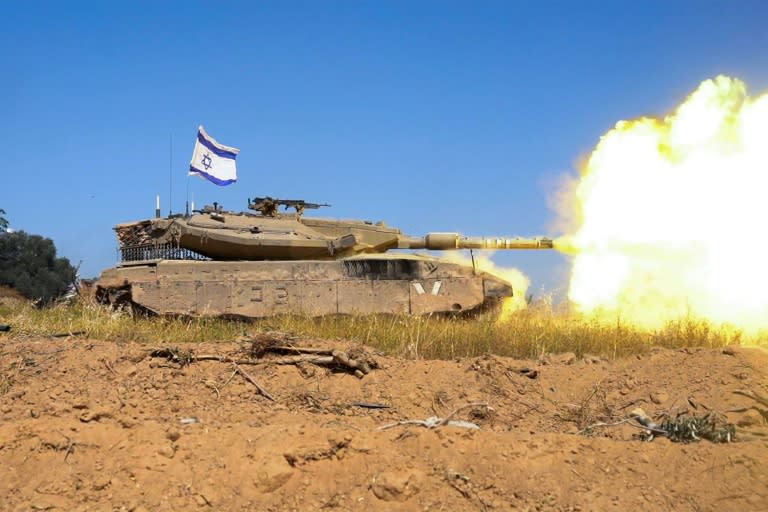 Tanques del ejército israelí en la Franja de Gaza, en una imagen difundida por el ejército el 22 de abril de 2024 (-)