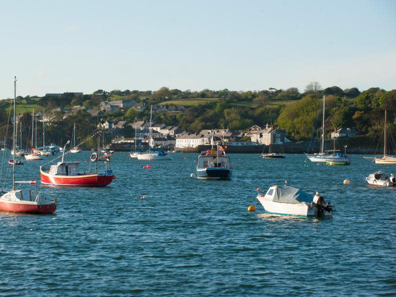 Kleine Boote schippern vor der Küste von Falmouth umher. Auch an den Stränden des Ortes geht es eher gemächlich zu. Foto: Visit Cornwall/Adam Gibbard