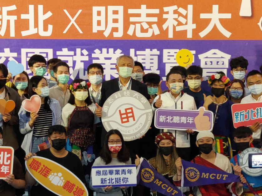 明志科大校園就博會，侯友宜分享職涯經驗，並與師生合影。   圖：新北市勞工局提供