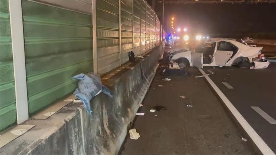 回家路成黃泉路！車撞國道護欄翻9圈 疑換道不慎釀禍 1人拋飛慘死