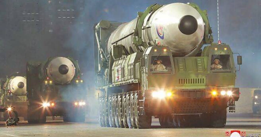 北韓已躋身擁核國家之列。圖為北韓在今年4月25日慶祝建軍90周年夜間閱兵時，展示「火星17」洲際彈道飛彈。（圖／美聯社）