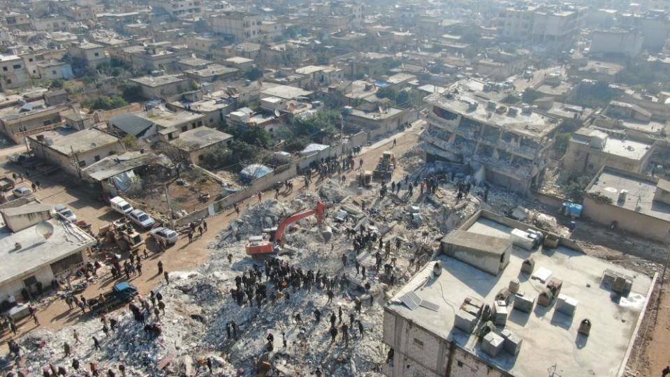 Eine Luftaufnahme von Such- und Rettungsbemühungen zwischen eingestürzten Gebäuden in Jindires, Syrien.