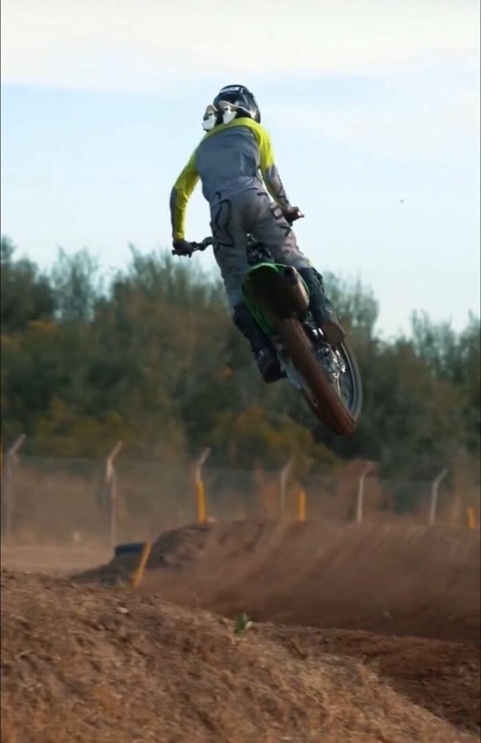 Agustín Magnasco lleva dos años practicando motocross