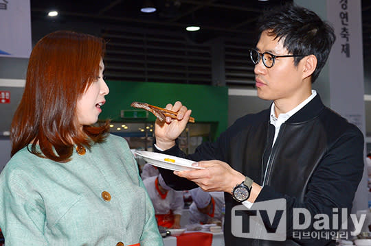 「NS電視購物第8屆料理大賽慶典」在首爾aT中心舉行，劉俊相和洪恩熙夫婦作為NS電視購物的代言人出席了活動，並大露料理手藝。