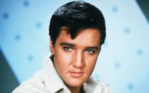 <p>Auch dieser Tod gibt Rätsel auf. Der "King of Rock 'n' Roll" Elvis Presley wurde 1977 in seinem Haus "Graceland" tot aufgefunden. Offiziell starb er an einem Herztod. Doch Mediziner stellten eine Medikamentenüberdosis fest ... (Bild: Bettmann / Getty Images)</p> 