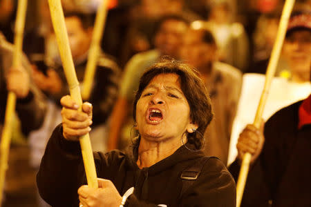 Demonstrators attend a protest to support Peru's President Martin Vizcarra after he asked the Congress for a new vote of confidence in his Cabinet in Lima, Peru September 18, 2018. REUTERS/Guadalupe Pardo