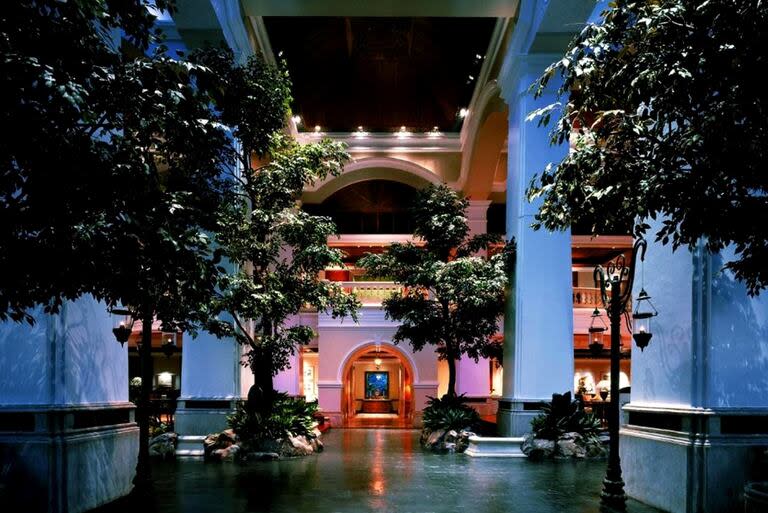 El interior del Hotel Grand Hyatt Erawan, establecimiento donde dos estadounidenses y cuatro vietnamitas fueron hallados sin vida