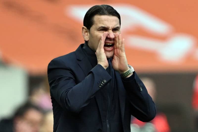 Moenchengladbach coach Gerardo Seoane shouts on the touchline during the German Bundesliga soccer match between Borussia Moenchengladbach and 1. FC Cologne at the Stadion im Borussia-Park. Borussia Moenchengladbach must defy potentially difficult pitch conditions in order to win their rearranged German Cup quarter-final at third division Saarbrücken on Tuesday, coach Gerardo Seoane has said. Federico Gambarini/dpa