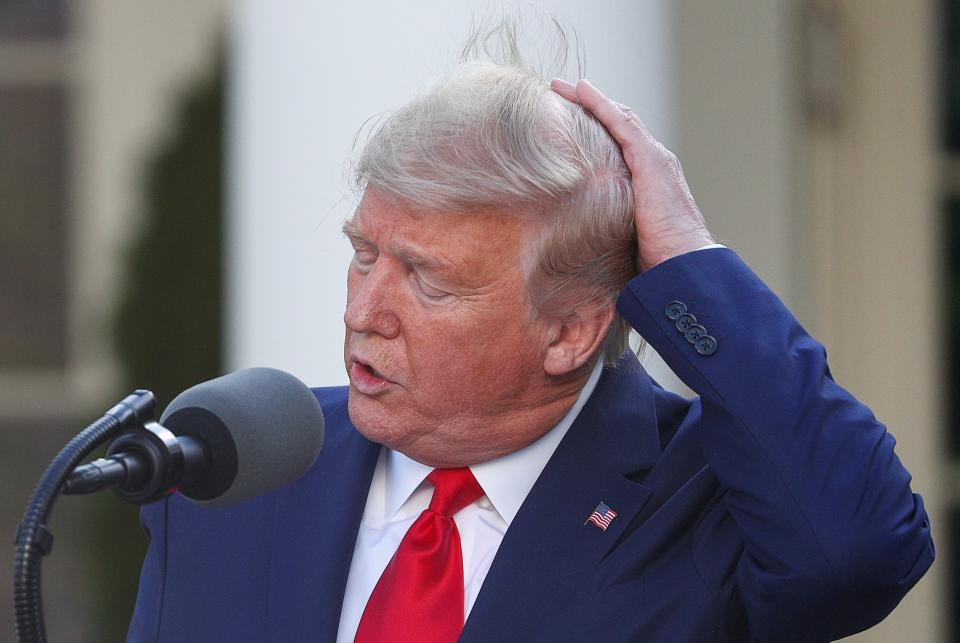 Donald Trump bändigt bei einer Pressekonferenz sein Haar (Bild: Reuters/Tom Brenner)