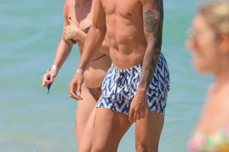 Correa y su novia disfrutaron de un día de playa en el comienzo de sus vacaciones