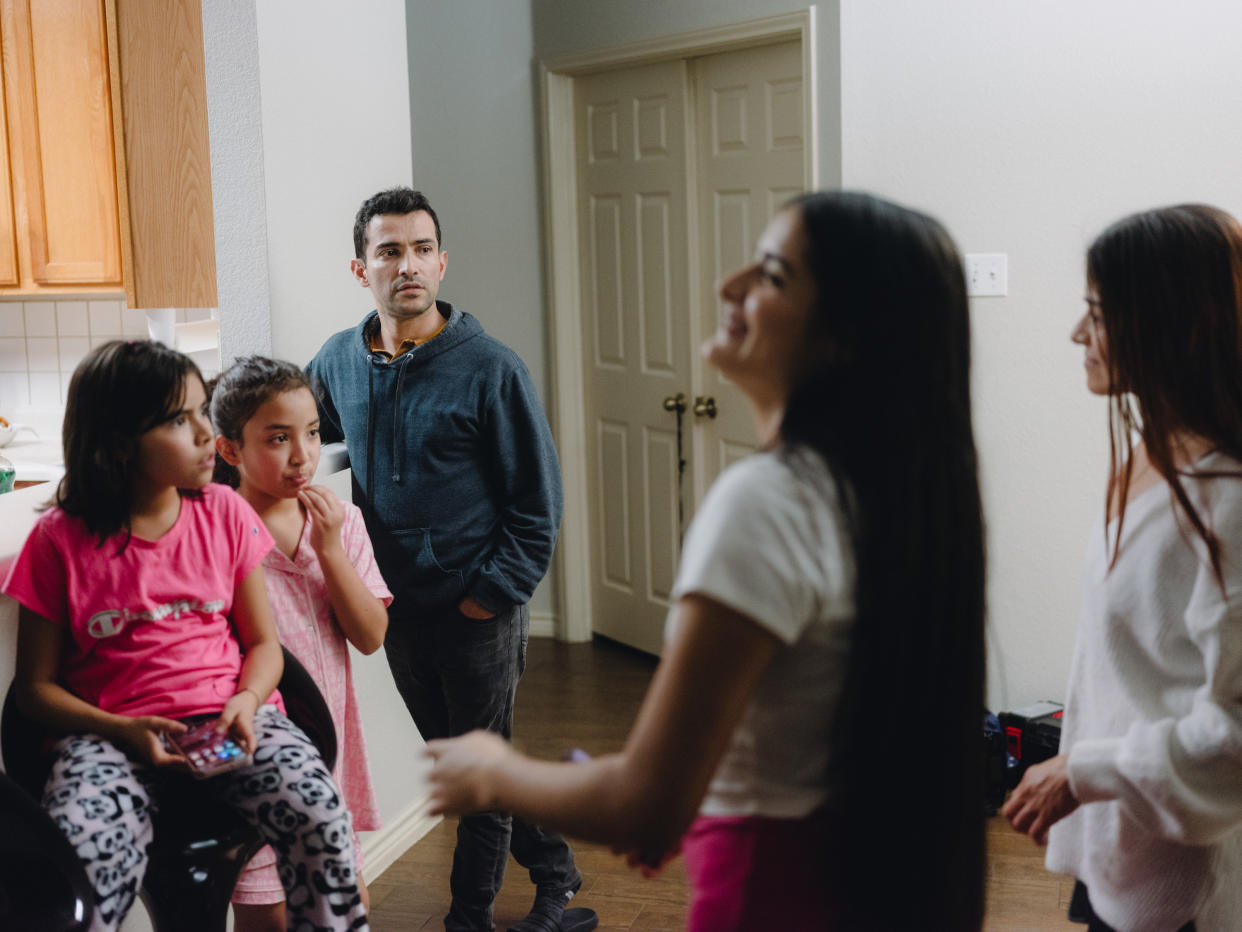 Jander Tristancho y Maria Perez, solicitantes de asilo provenientes de Colombia, en su casa en Round Rock, Texas, el 8 de febrero de 2024. (Christopher Lee/The New York Times).