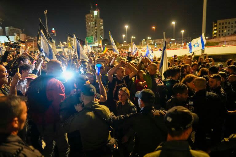 Policías tratan de disolver por la fuerza una protesta contra el gobierno del primer ministro israelí Benjamin Netanyahu y para exigir la liberación de rehenes retenidos por el Hamas en la Franja de Gaza, afuera del Parlamento de Israel, en Jerusalén, el domingo 31 de marzo de 2024. (AP Foto/Ohad Zwigenberg)
