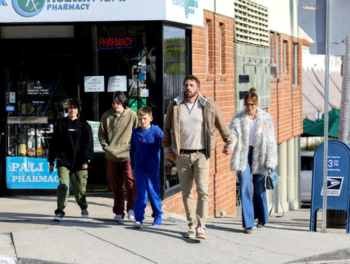 Jennifer Lopez y Ben Affleck con tres de sus hijos