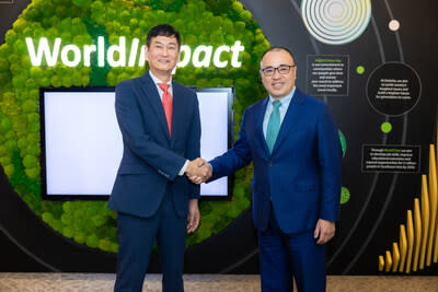 Sony Life Financial Advisers Pte Ltd董事總經理兼首席執行官Yoshiki Moriyama（左）及AGBA集團總裁吳榮輝（右）