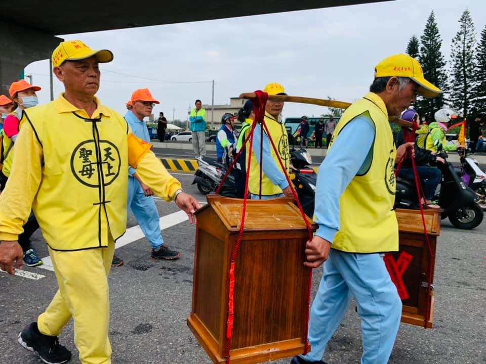 拱天宮廟方人員護送萬年香火。（圖／翻攝自白沙屯拱天宮臉書）