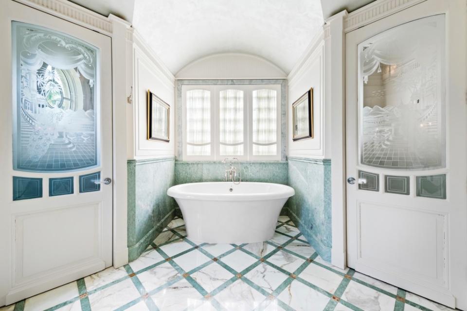 One of nine bathrooms. Michal I Bobrowski/Luxhunters