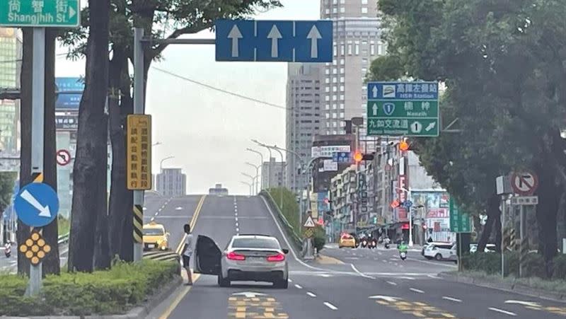 男子疑似在路邊隨地小便。（圖／翻攝自臉書社團）