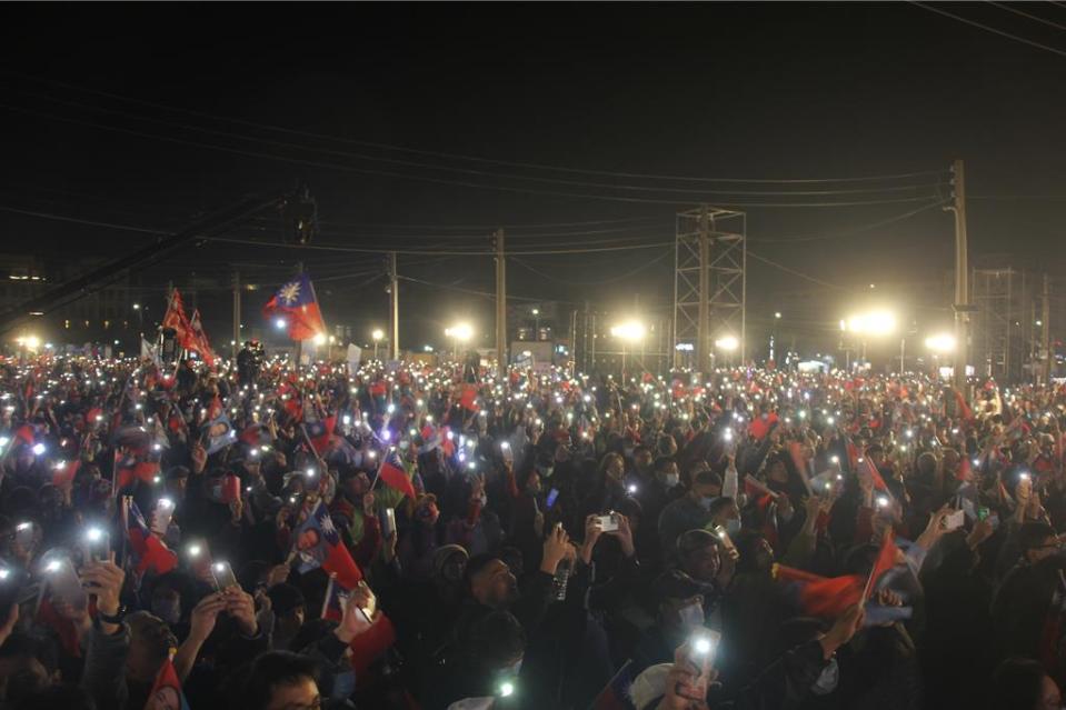 國民黨5日在花園夜市舉辦選前台南最終場大造勢，現場民眾開起手機燈光揮舞。（程炳璋攝）