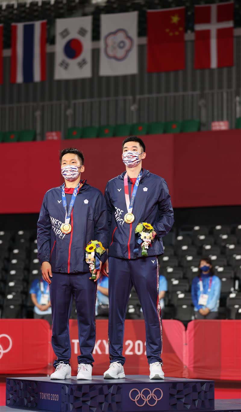 中華羽球代表隊選手李洋、王齊麟拿下東京奧運羽球雙打金牌。（圖／體育署提供）