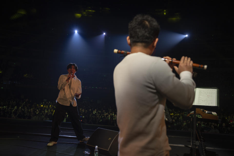 El rapero chino Shixin Wenyue, izquierda, actúa en un concierto en Chengdu, en la provincia de Sichuan, en el suroeste de China, el sábado 16 de marzo de 2024. La industria del rap en China está floreciendo, después de una pausa en 2018 que dejó a muchos preguntándose si sería prohibida por los poderosos censores del gobierno en el país. (Foto AP/Ng Han Guan)