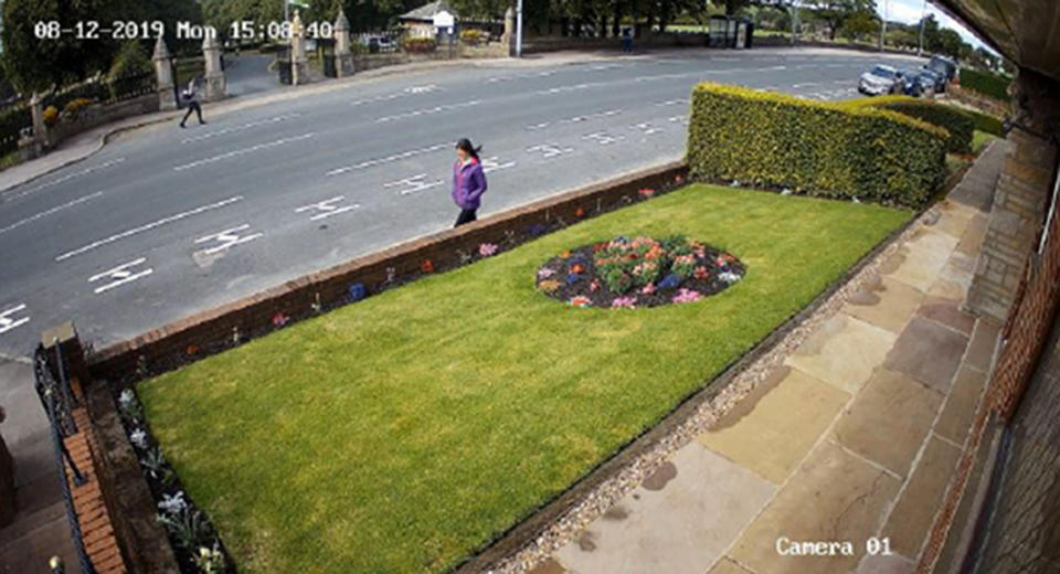 Lindsay Birbeck on Burnley Road, Accrington, walking on the day she died. (PA Images/Lancashire Constabulary)