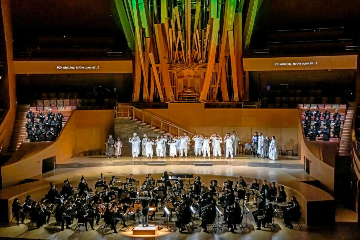 Dans ce dispositif  très particulier (ici au Walt Disney Concert Hall de Los Angeles), Gustavo Dudamel dirige l'orchestre tandis que sur scène les comédiens traduisent en langue des signes le texte des chanteurs (sur les côtés).  - Credit:Dustin Downing/ L.A Philharmonic