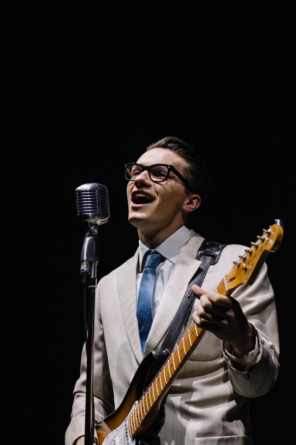 Wiltshire Times: AJ Jenks als Buddy Holly in Buddy – The Buddy Holly Story.  Foto: Rebecca Need-Menear