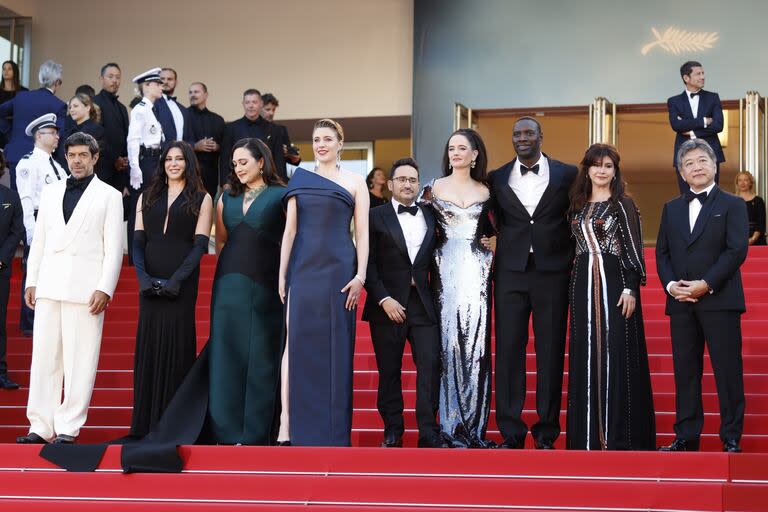 Greta Gerwig junto a Pierfrancesco Favino, NadineL abaki, Lily Gladstone, J. A. Bayona, Eva Green, Omar Sy, Ebru Ceylan, y Kore-eda Hirokazu, antes de anunciar al ganador en una ceremonia de clausura en la que también se entregó una Palma de Oro de honor a George Lucas