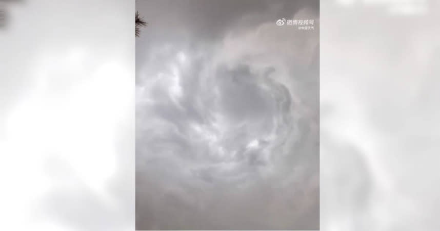 大陸內蒙古通遼市科爾沁區上空在5月25日午時出現小尺度渦旋。（圖／翻攝自微博）
