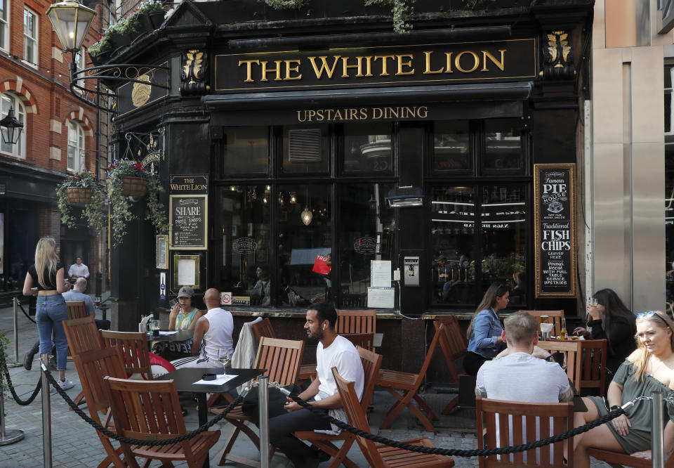 Comensales afuera del pub White Lion en Londres, el martes 22 de septiembre de 2020. (AP Foto/Frank Augstein)