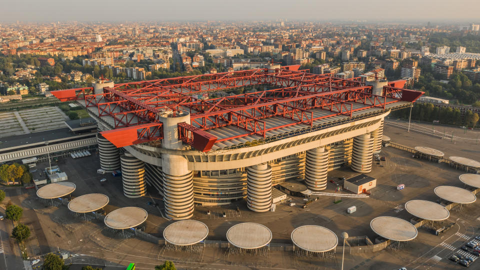 Avec son architecture unique et son ambiance inoubliable les soirs de matches de l'Inter Milan et de l'AC Milan, San Siro (ou Giuseppe Meazza) est LE temple du football italien.