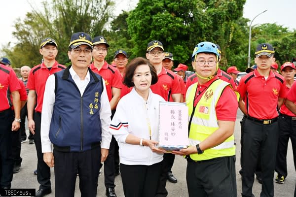 宜蘭縣天氣連日高溫乾燥，發生多起墓地火災，縣長林姿妙前往員山公墓發送運動飲料及補給品，感謝消防人員辛勞。（圖：宜蘭縣消防局提供）