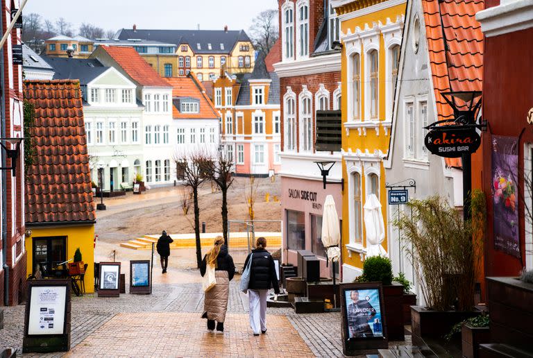 Dos mujeres caminan por el centro de Copenhague