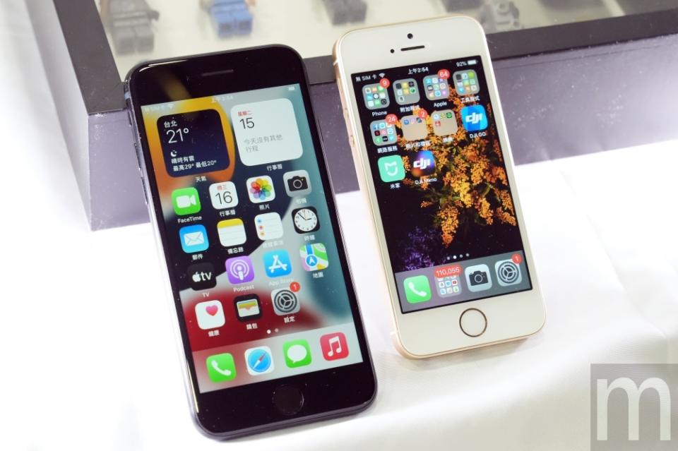 ▲左起：第三代iPhone SE、第一代iPhone SE