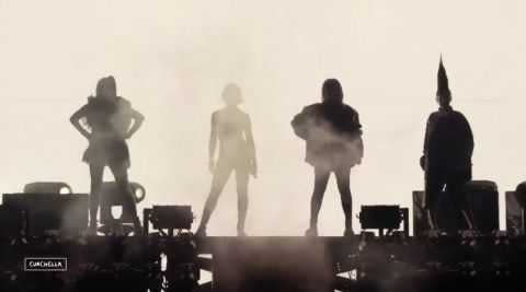 2NE1四人再度聚首，回歸舞台表演經典曲〈I AM THE BEST 我最紅〉，也重現了當年的經典造型。（圖／翻攝自科切拉音樂節直播）