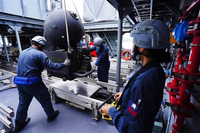 水雷吊掛至布雷軌道。中華民國海軍臉書。