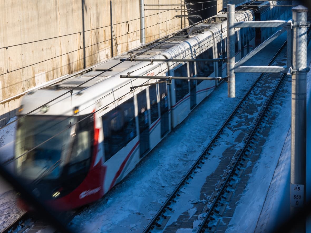 An Ottawa light rail train in motion near Tunney's Pasture station, the western end of Stage 1 of the Confederation Line, last winter. (Vincent Yergeau/Radio-Canada - image credit)