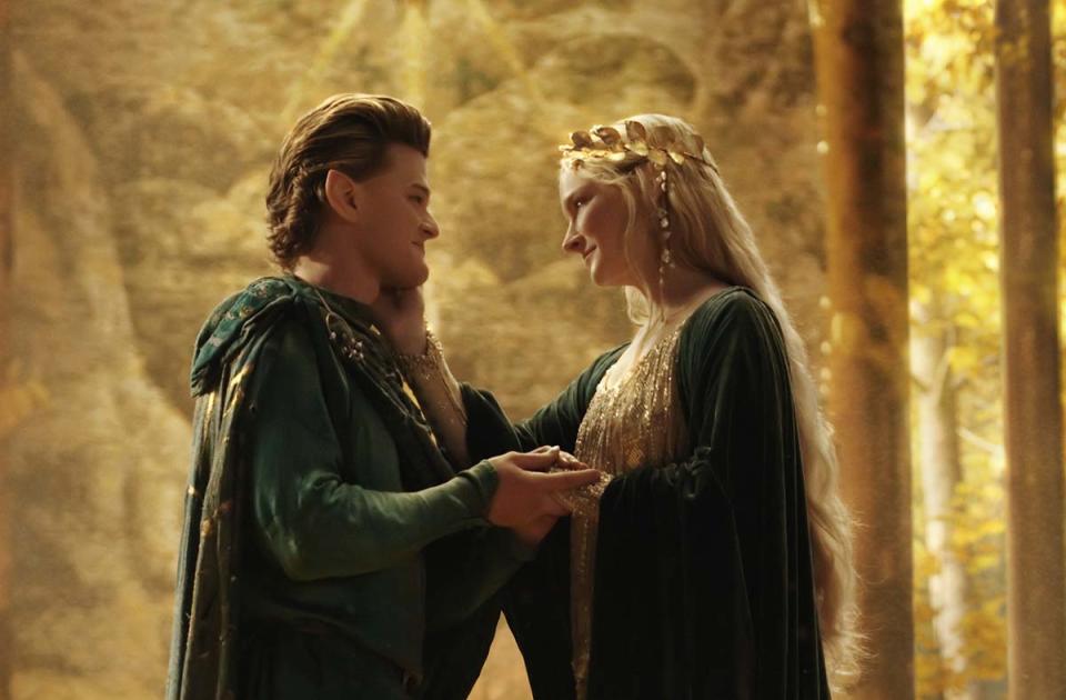 Elrond y Galadriel en el primer episodio de 'El señor de los anillos: Los anillos de poder' (Foto: Ben Rothstein/Prime Video)