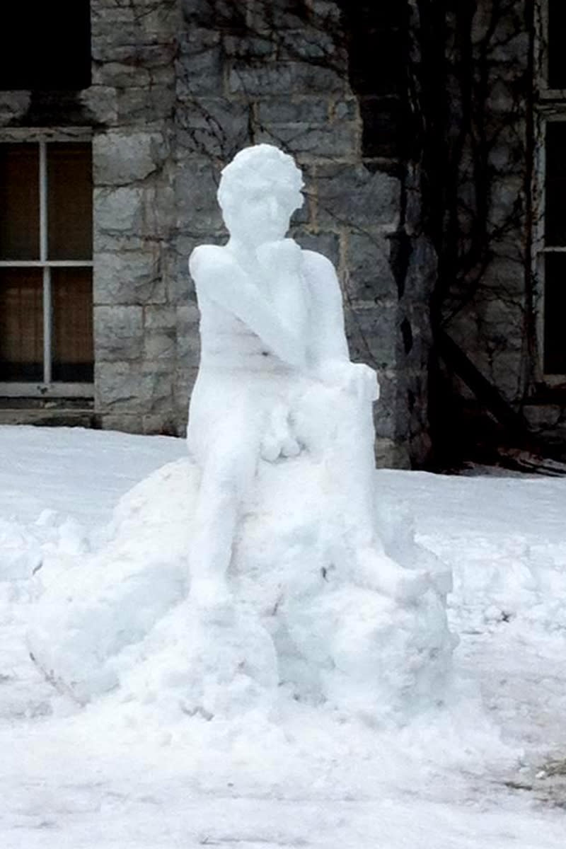 Wer wurde denn hier in Stein, Verzeihung, Schnee gemeißelt? Fakt ist: Der Künstler hinter diesem perfekten Schneemann hat wirklich auf jedes Detail geachtet. (Bild-Copyright: isitwon_Reddit)