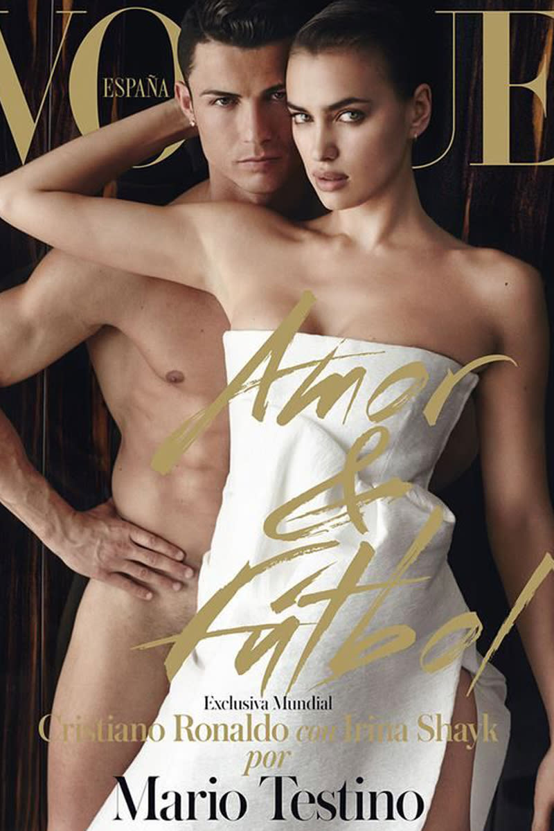 Auch Cristiano Ronaldo und seine Ex-Freundin Irina Shayk provozierten mit einem ihrer Cover. Für die spanische "Vogue" zog sich der Fußballer im Junie 2014 komplett aus. Shayk posierte in einem Kleid, das stark an ein Handtuch erinnert und wenig der Fantasie überlässt. Das Paar mit den wohl schönsten Körpern! (Bild-Copyright: Vogue)