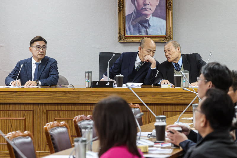 圖為立法院正副院長韓國瑜（後中）、江啟臣（後左）5 日下午一同主持朝野協商，韓國瑜在會前與新任立法院祕書長周萬來（後右）交談。（中央社資料照）