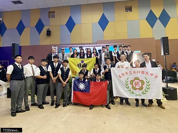 參加二０二四馬來西亞PiENVEX國際工程創新發明展，台灣團隊成員合影。（龍華科大提供）