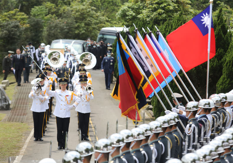 前行政院長郝柏村今家祭後，軍方循一級上將之禮送別。張智傑攝