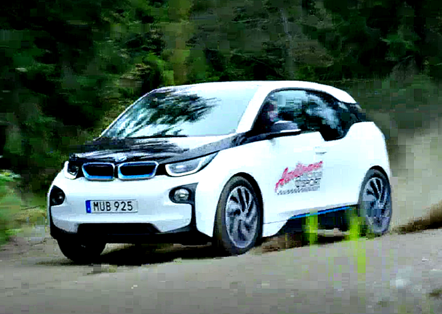 阿公高齡79狂飆BMW i3 竟是飄移高手