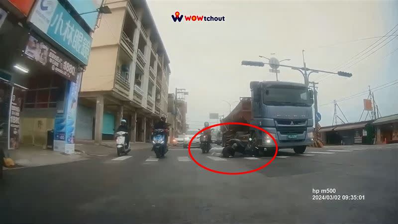 女騎士摔車後迅速反應往左側翻滾躲過聯結車，但後面的騎車同樣也反應快閃過，否則也會輾過女騎士。（圖／翻攝自WoWtchout-地圖型行車影像分享平台）