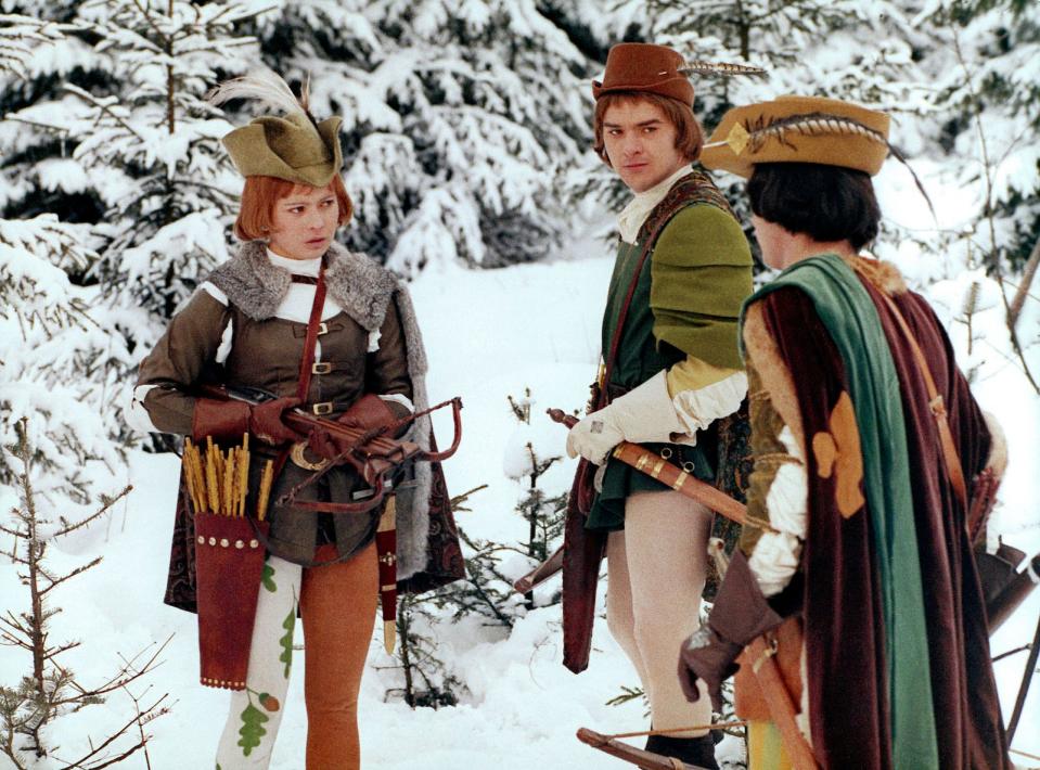 In "Aschenbrödel" gibt's einfach die schönsten Winterlandschaften. Wann wäre der Film also passender, als an Weihnachten? Aschenbrödel (Libuse Safránková) liefert sich mit dem Prinzen (Pavel Trávnícek, rechts) ein Wettschießen. (Bild: WDR / DRA)
