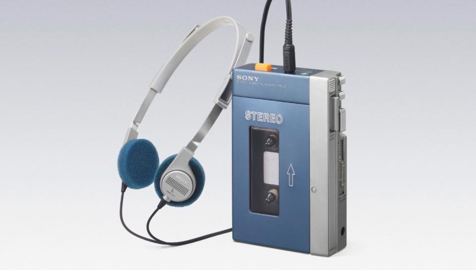 <p>Sony machte es möglich: Zum ersten Mal konnte man seine Lieblingsmusik auf Kassette immer dabei haben. Der Walkman durfte natürlich auch auf den Schulhöfen keinesfalls fehlen. (Bild: Twitter/@protectyrgadget) </p>