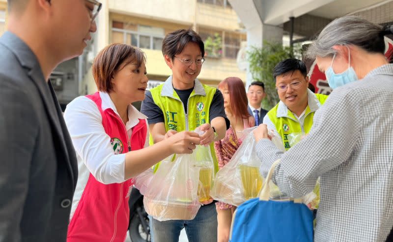 ▲江肇國由市議員陳雅惠陪同，將愛心韓式便當送到弱勢、獨居民眾手裡。（圖／江肇國提供，2023.04.12）